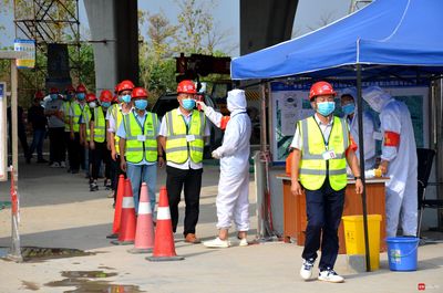 外环高速沿江高速建设有序复工 工人返深先做核酸检测合格上岗